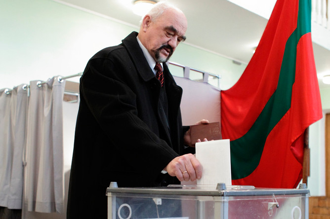 Игорь Смирнов во время голосования