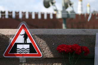 Цветы на месте убийства политика Бориса Немцова на Большом Москворецком мосту