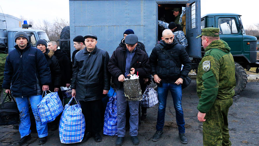 Во время обмена пленными между Киевом и самопровозглашенной Донецкой народной республикой у КПП «Майорск» на линии разграничения в районе Горловки, 27 декабря 2017 года