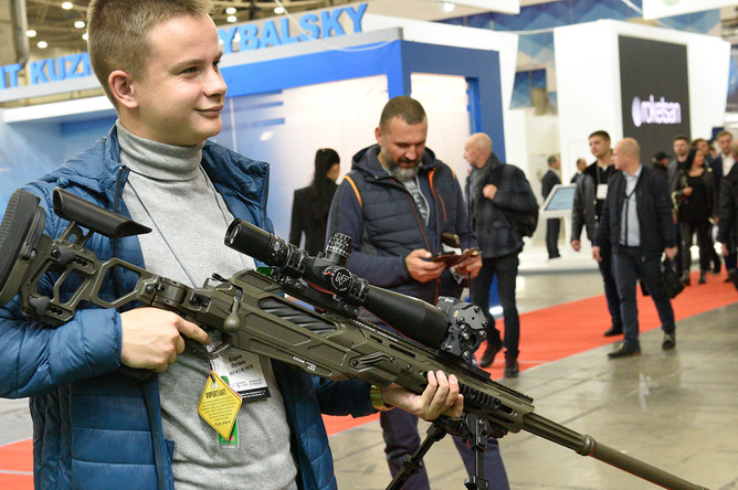 Посетитель держит в руках снайперскую винтовку на международной специализированной выставке «Оружие и безопасность - 2019» в Киеве