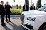 Премьер-министр России Дмитрий Медведев и президент, председатель кабинета министров Туркмении Гурбангулы Бердымухамедов около автомобиля Aurus Senat в городе Туркменбаши, август 2019 года