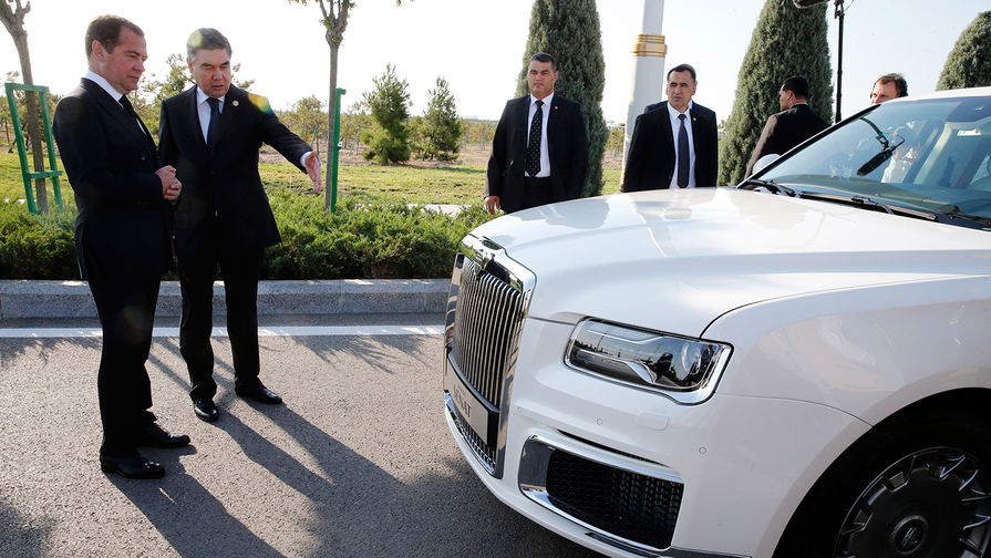 Премьер-министр России Дмитрий Медведев и президент, председатель кабинета министров Туркмении Гурбангулы Бердымухамедов около автомобиля Aurus Senat в городе Туркменбаши, август 2019 года