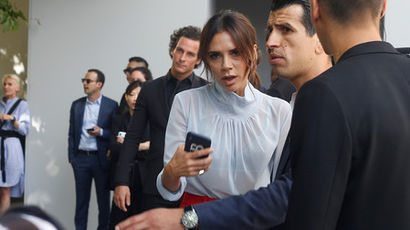 Виктория Бекхэм перед началом показа Dior в Париже, июнь 2018 года