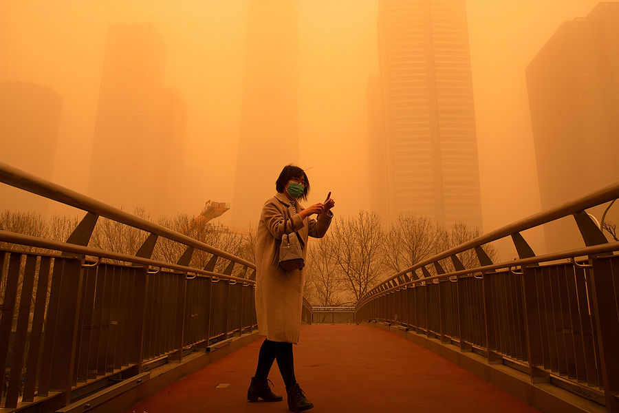 Во время песчаной бури в&nbsp;Пекине, Китай, 15 марта 2021 года