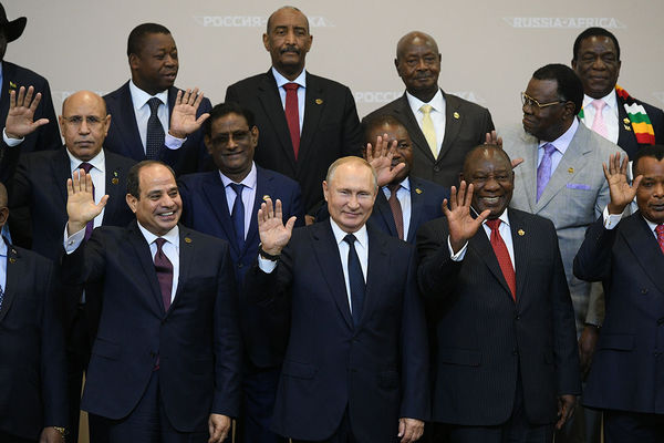 Президент России Владимир Путин на церемонии совместного фотографирования с главами делегаций государств-участников саммита «Россия - Африка», 2019 год
