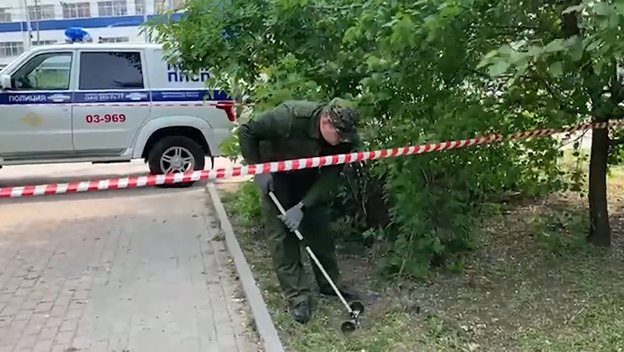 Сотрудник правоохранительных органов во время работы в парке возле железнодорожного вокзала, где...