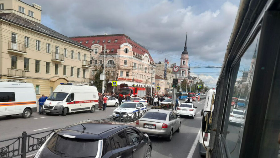 Момент вылета автомобиля в толпу людей в Калуге попал на видео