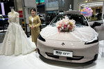 Свадебное оформление автомобиля AION Hyper GT на международном автосалоне Auto China 2024 в Пекине