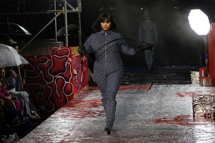 Первым показом Ли было шоу Christian Siriano в&nbsp;2017 году. После этого случились дефиле Tommy Hilfiger, Balmain, Versace, Michael Kors, Moschino, Jean Paul Gaultier и съемки для&nbsp;главных модных журналов мира.
<br><br>
<b>На фото:</b> Прешес Ли во время показа Tommy Hilfiger в&nbsp;Нью-Йорке, 2022&nbsp;год