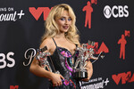 Певица Сабрина Карпентер с наградами на премии MTV Video Music Awards в Нью-Йорке, 7 сентября 2025 года
