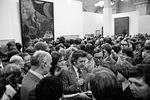 Заслуженный деятель искусств художник Илья Глазунов (в центре) раздает автографы посетителям своей выставки, 1978 год