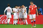 Игроки сборной Испании радуются забитому мячу в товарищеском матче между сборными командами России и Испании.