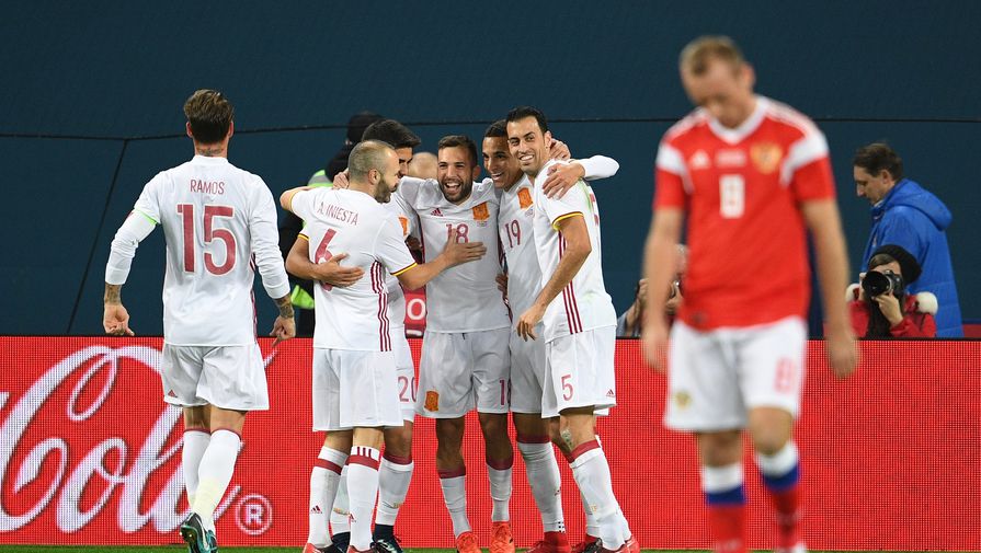 Игроки сборной Испании радуются забитому мячу в товарищеском матче между сборными командами России и Испании.