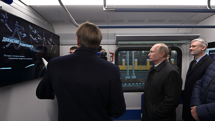 Президент России Владимир Путин во время поездки на&nbsp;&laquo;Иволге&raquo; от Белорусского вокзала по&nbsp;маршруту МЦД &laquo;Одинцово-Лобня&raquo;, 21 ноября 2019 года