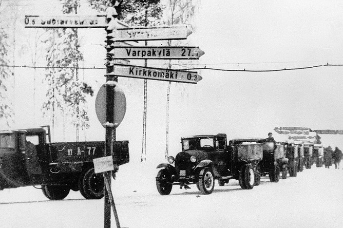 Тыловые подразделения Красной Армии направляются к передовым позициям, 1940 год