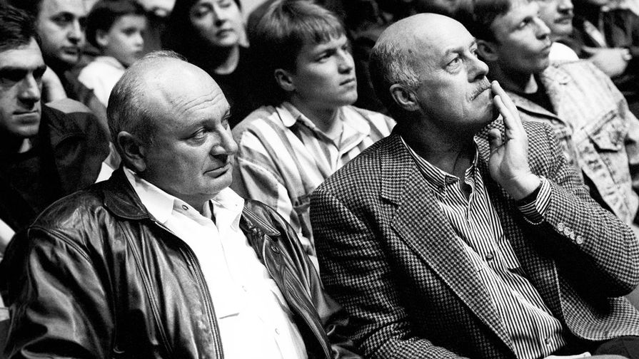 Писатель-сатирик Михаил Жванецкий (слева) и кинорежиссер Станислав Говорухин, 1991 год