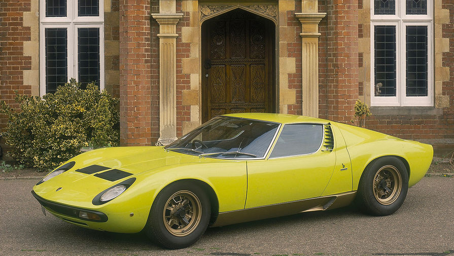 <b>Lamborghini Miura</b> (годы выпуска: 1966 - 1973). Miura стала первым серийным суперкаром с центральным расположением двигателя для дорог общего пользования и одной из моделей, задавшей новые стандарты для высокопроизводительных спортивных автомобилей и суперкаров в 60-х годах.