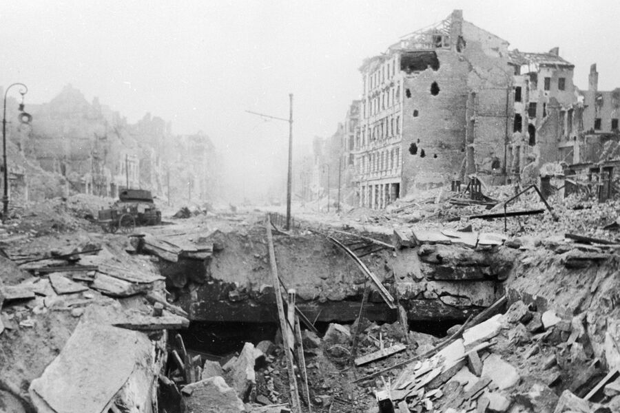 Вид на&nbsp;улицу с&nbsp;разрушенными домами во время боев в&nbsp;Берлине, апрель 1945&nbsp;года