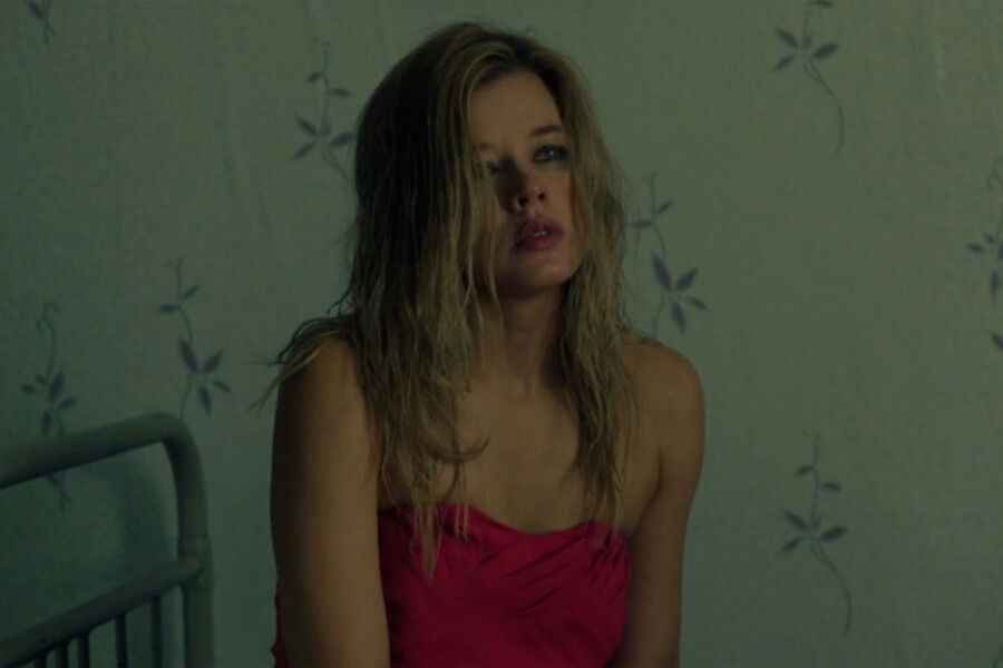 <b>«Молодое вино» (2019)</b>
<br><br>
В этой камерной драме о любовном четырехугольнике, сложившемся во время отдыха в курортном городке, Шпица сыграла, что называется, «красивую подругу». Ее героиня Мила — гораздо эффектнее и раскованнее своей застенчивой приятельницы Любы. Она и подумать не могла, что та уведет у нее любимого мужчину.
<br>
Как признавалась актриса, она была удивлена, когда ей предложили попробоваться на роль яркой Милы, а не скромной Любы. Тем не менее роль ей понравилась: «Всегда интересно играть человека, который на поверхности симпатичен, удачлив, привлекателен, а в глубине у него есть надлом», — говорила Шпица.