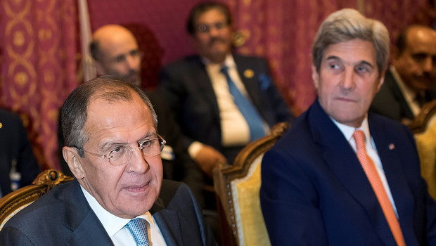Глава МИД РФ Сергей Лавров и госсекретарь США Джон Керри за столом переговоров по сирийскому...