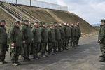 Военнослужащие вооруженных сил России во время учений ВДВ на полигоне Опук в Крыму, 20 марта 2017 года
