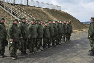 Военнослужащие вооруженных сил России во время учений ВДВ на полигоне Опук в Крыму, 20 марта 2017 года