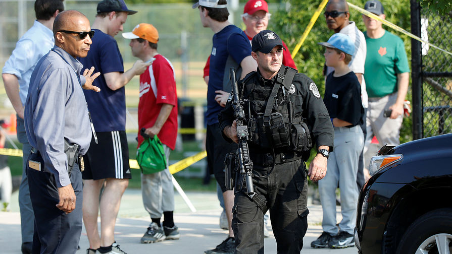 Сотрудник полиции на месте стрельбы в Александрии, штат Вирджиния, США