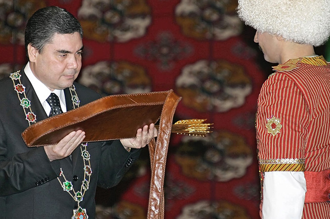 Президент Туркмении Гурбангулы Бердымухамедов во время церемонии инаугурации, февраль 2007 года