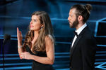 Создатели фильма «Немое дитя» Рейчел Шентон и Крис Овертон во время церемонии вручения кинопремии «Оскар» в Лос-Анджелесе, 4 марта 2018 года