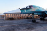 Многофункциональный истребитель-бомбардировщик Су-34 в основном предназначен для ударов по наземным целям. Авиабаза Хмеймим в Сирии, 21 апреля 2018 года