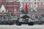 Танк Т-34-85 и бронеавтомобили «Тигр» во время военного парада Победы на Красной площади, 9 мая 2019 года