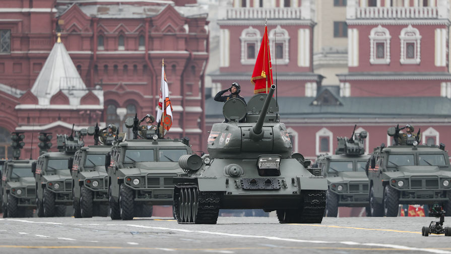 Танк Т-34-85 и бронеавтомобили «Тигр» во время военного парада Победы на Красной площади, 9 мая 2019 года