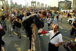 Люди идут по Бруклинскому мосту во время массового отключения электроэнергии в Нью-Йорке, 14 августа 2003 года