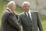 Федеральный канцлер ФРГ Гельмут Коль и президент Российской Федерации Борис Ельцин в Трептов-парке, 30-31 августа 1994 года