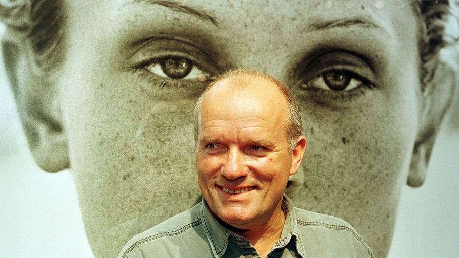Фотограф Петер Линдберг на своей выставке у портрета модели Бери Смитер, 1998 год 