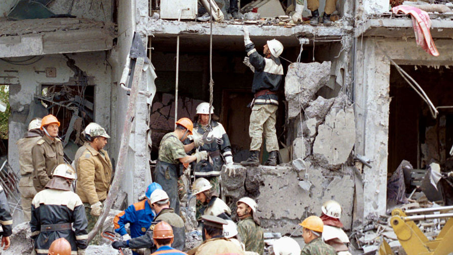 На месте взрыва жилого дома в Волгодонске, 16 сентября 1999 года