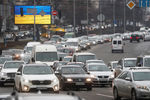 Автомобили выезжают из Киева, 24 февраля 2022 года
