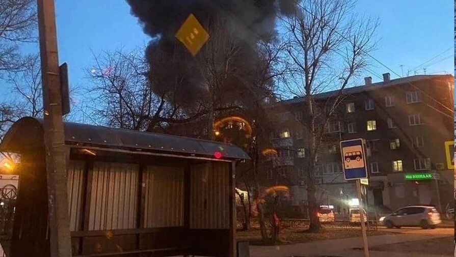 В Иркутске военный самолет упал на жилой дом