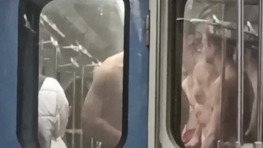 Суд в Москве назначил наказание шестерым молодым людям, раздевшимся догола в метро