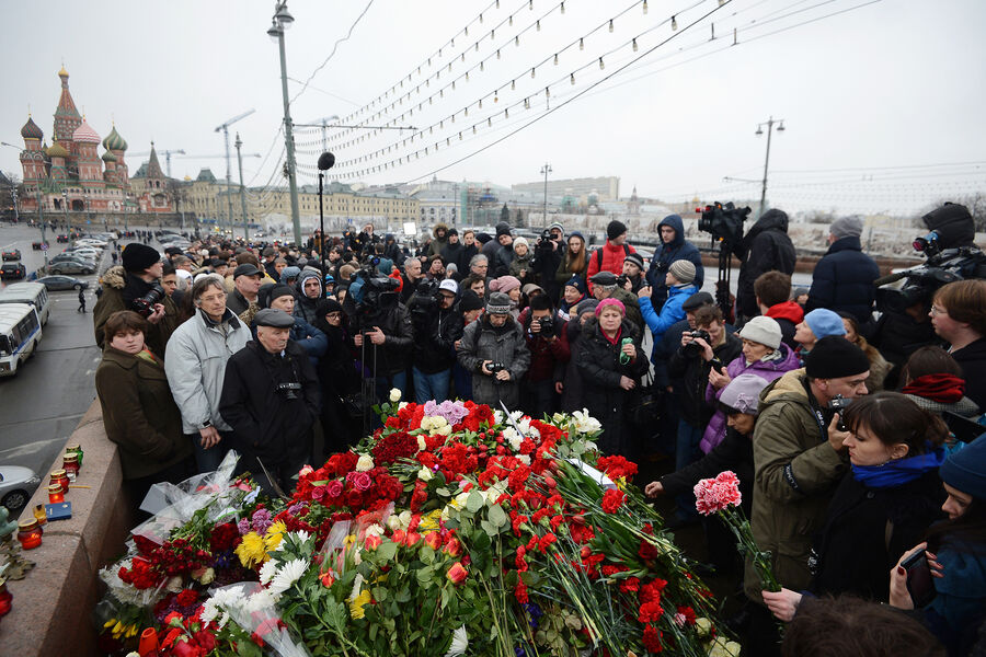 Горожане возлагают цветы на&nbsp;месте убийства политика Бориса Немцова, 28&nbsp;февраля 2015&nbsp;год