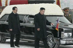 Рядом с катафалком шел сын умершего вождя Ким Чен Ын с непокрытой головой, он держался за специальную ручку на катафалке.
