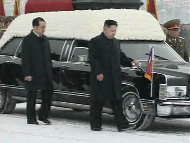 Рядом с&nbsp;катафалком шел сын умершего вождя Ким Чен Ын с&nbsp;непокрытой головой, он держался за&nbsp;специальную ручку на&nbsp;катафалке.
