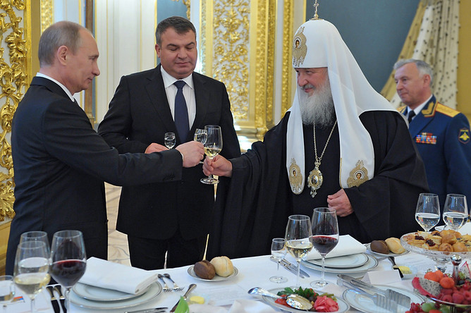 Владимир Путин, Анатолий Сердюков и патриарх Московский и всея Руси Кирилл на торжественном приеме в честь выпускников военных академий и университетов в Кремле(2012 г.)