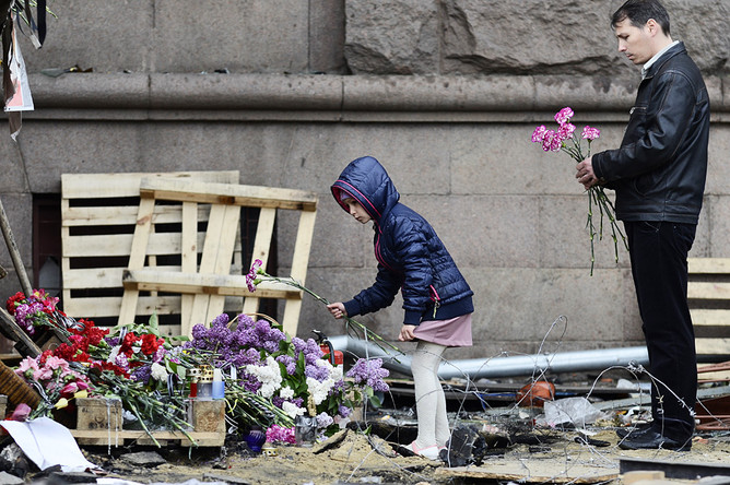Цветы в память о погибших в результате пожара в Доме профсоюзов в Одессе