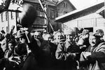 «У первого советского танка, сломавшего ворота, едва живые узники целовали броню», — вспоминает одна из узниц Освенцима
