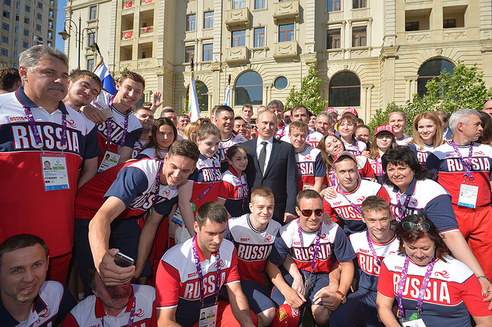 Президент России Владимир Путин во время встречи со спортсменами сборной России в&nbsp;деревне атлетов 