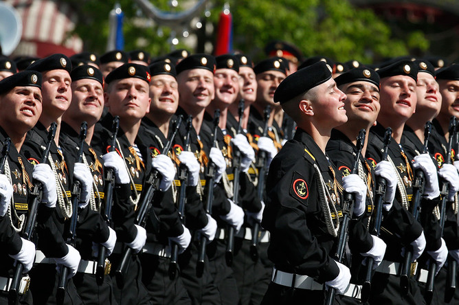 Военнослужащие во время генеральной репетиции парада Победы на Красной площади, посвященного 71-й годовщине Победы в Великой Отечественной войне
