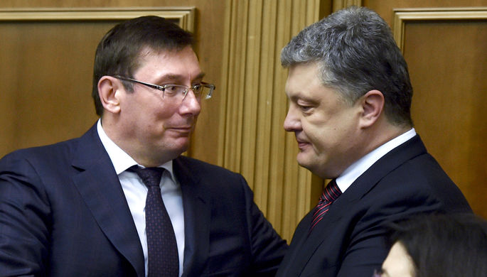 Генеральный прокурор Украины Юрий Луценко и президент Украины Петр Порошенко (слева направо) на...