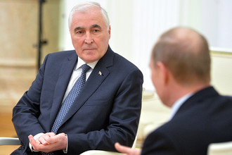 Президент частично признанной Республики Южная Осетия Леонид Тибилов с президентом России Владимиром Путиным во время встречи в Кремле, 2015 год