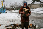 Пожилая женщина с дровами в Авдеевке, Украина, февраль 2017 года